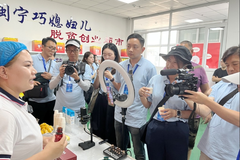 Cross-Strait reporters tour Ningxia for understanding