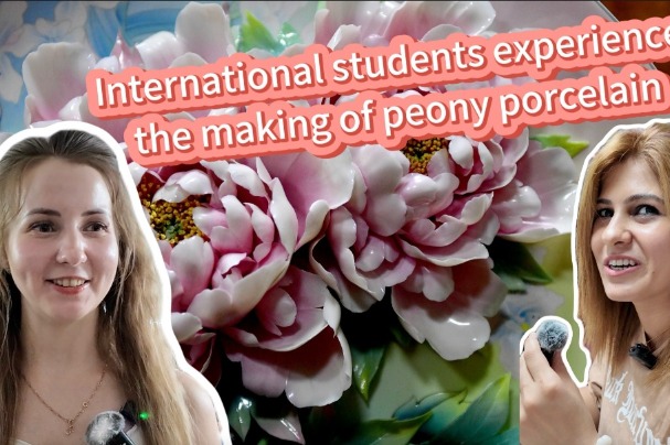 International students experience the making of peony porcelain in Luoyang