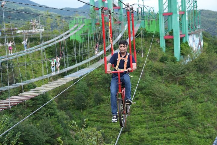 Foreign internet influencers explore rural 'Disneyland' in Fujian