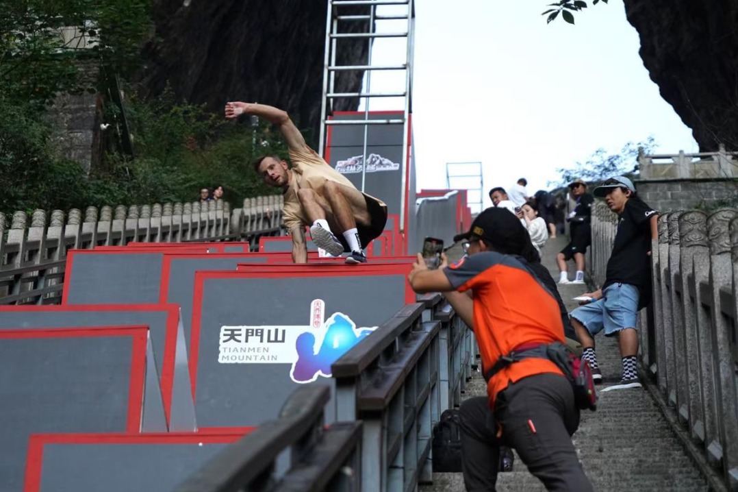 Tianmenshan hosts global parkour race