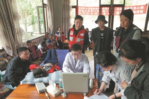 Visiting medical experts lift Xizang healthcare standards