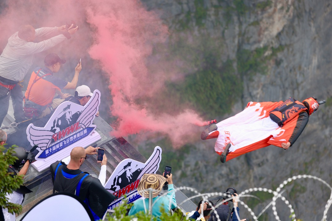 Wingsuit Flying World Championship kicks off in Tianmen Mountain