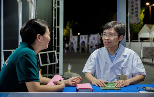 Traditional Chinese medicine night market thrives in Taizhou