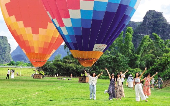 Yangshuo's low-altitude tourism takes off