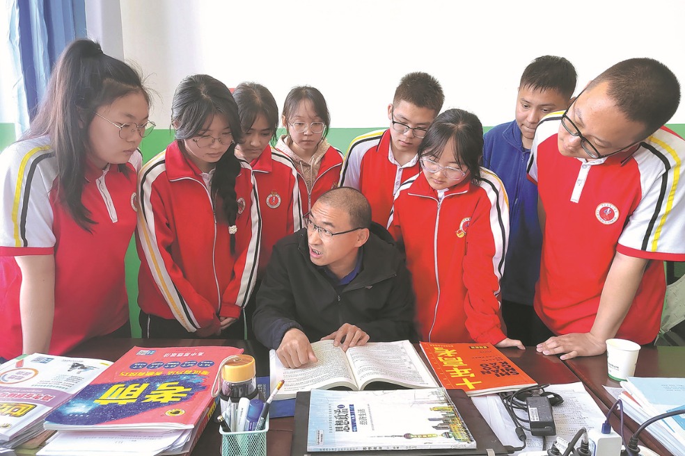 Fresh graduates volunteer to support education in Xinjiang