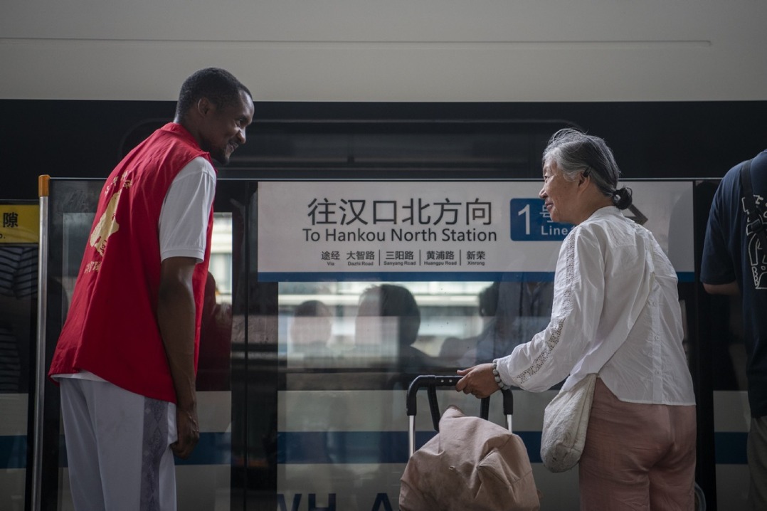 A Tanzanian student's devotion to voluntary services in Wuhan