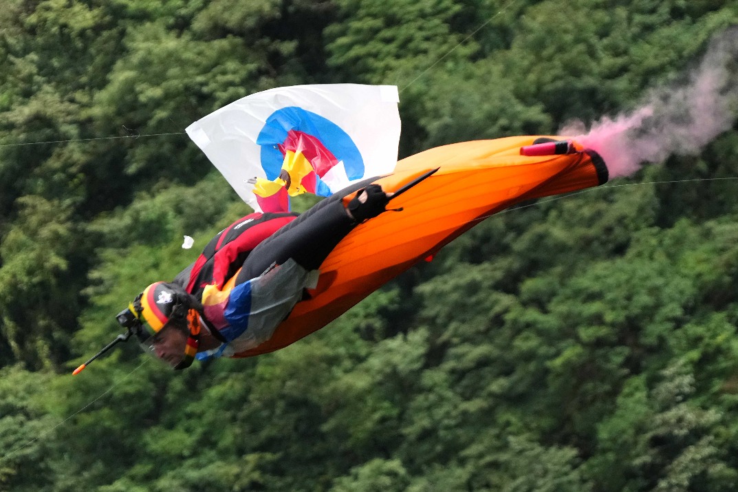 Australian Munroe claims victory in Zhangjiajie wingsuit championship