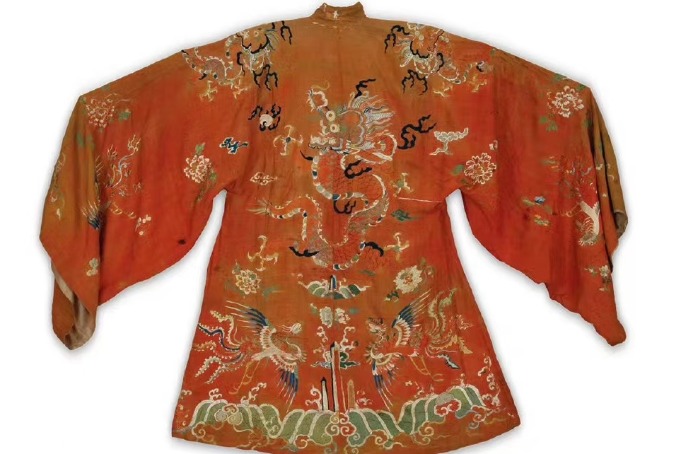 Red silk robe worn by female general from the late Ming Dynasty