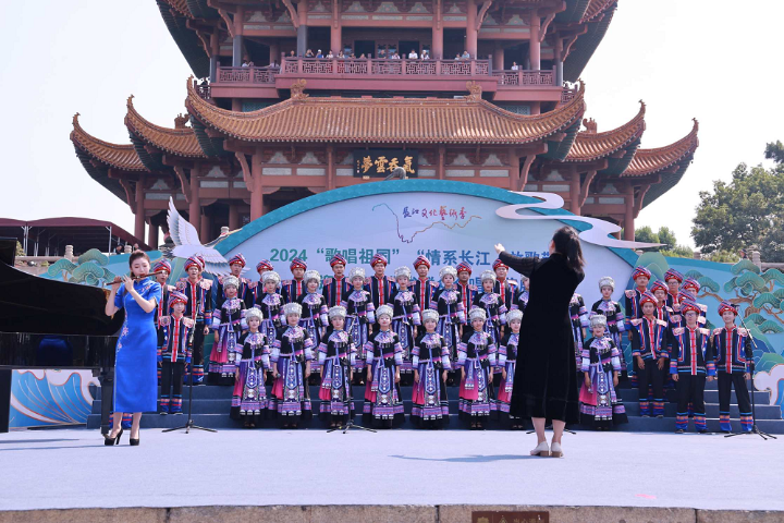 Choral performance celebrates 75th anniversary of PRC in Wuhan