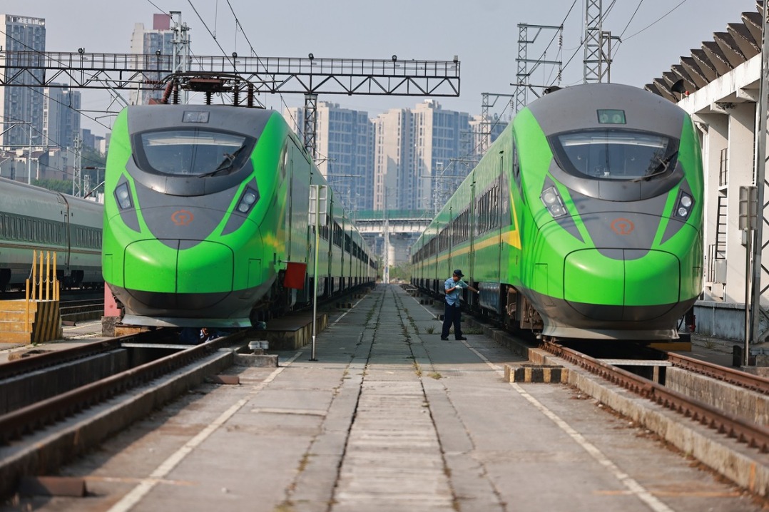 Chongqing railway workers step up maintenance efforts for National Day