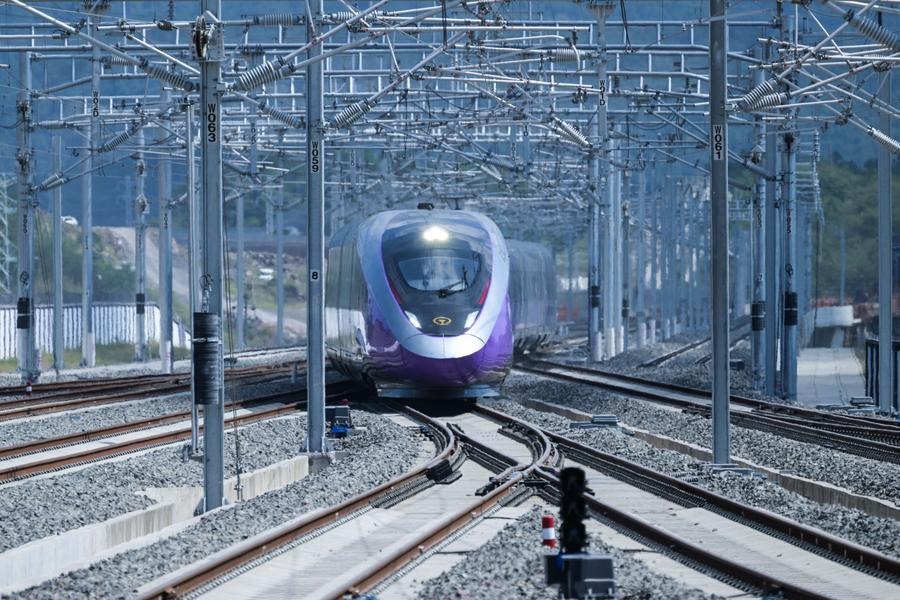 China Focus: Chinese high-speed trains roll with innovation progress