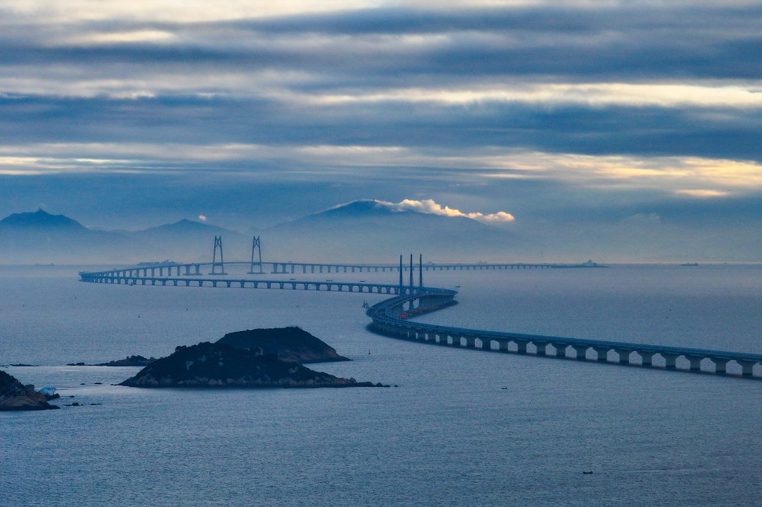 Hong Kong-Zhuhai-Macao Bridge sees record high daily vehicle passage