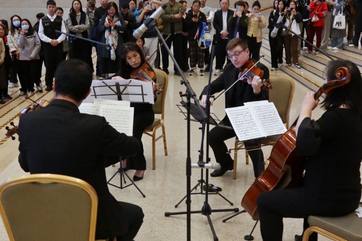 US orchestra wows museum visitors with pop-up