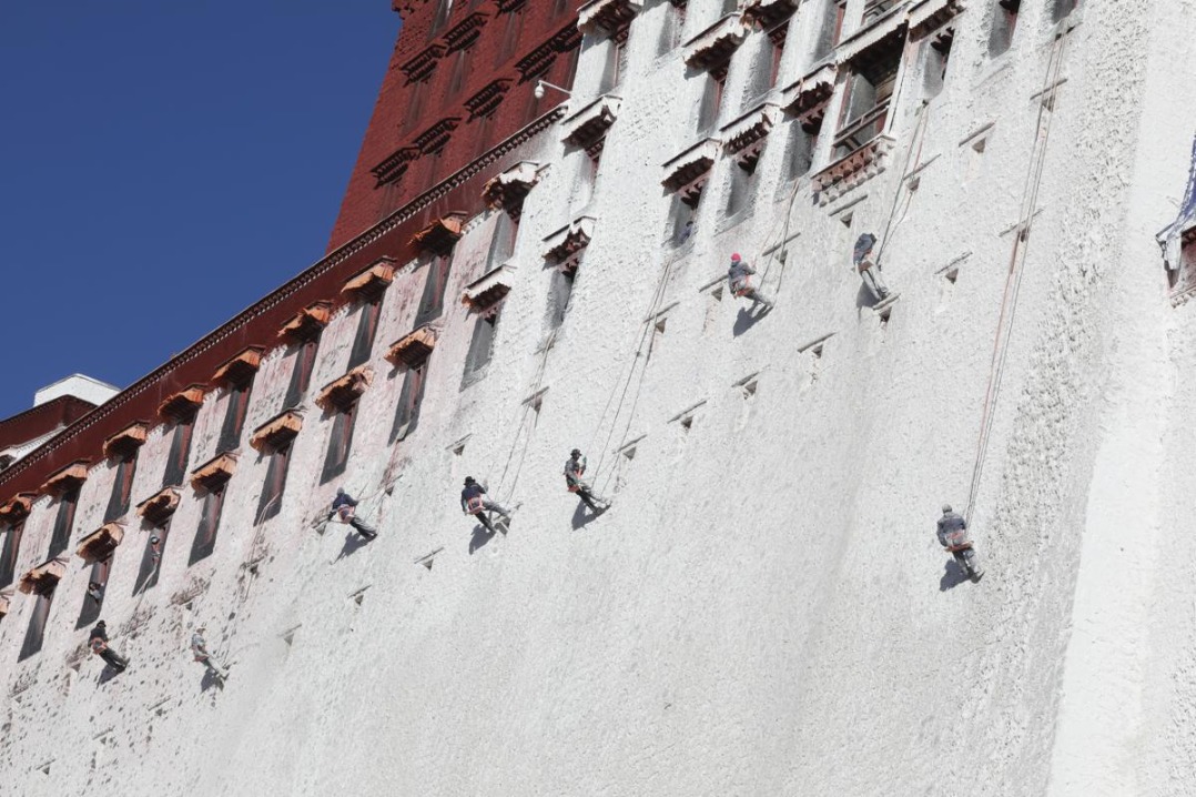 Lhasa residents unite to paint Potala Palace in annual tradition