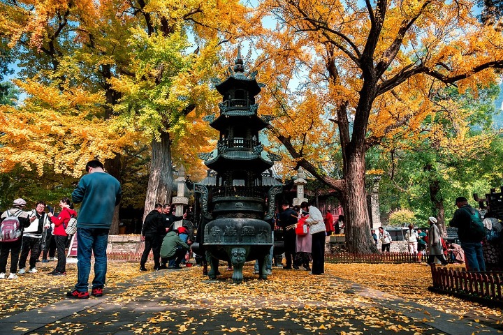 Lingyan Temple blends with autumn