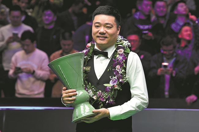 Ding takes cues from home crowd