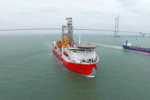 Domestic drilling ship put into service