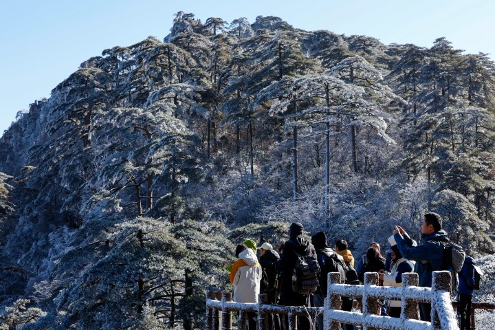 First snowfall blankets Huangshan Mountain