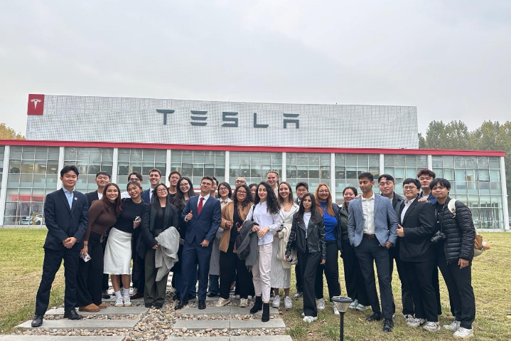 UIBE students visit Tesla's Crab Island Beijing delivery center