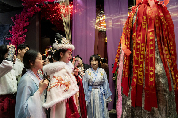 Hanfu enthusiasts gather at Mount Tai for culture, cuisine