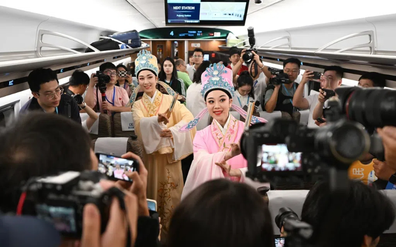 Hangzhou-Wenzhou High-Speed Railway starts operating