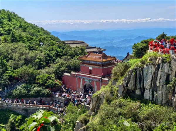 China-US youth take on the peak of Mount Tai