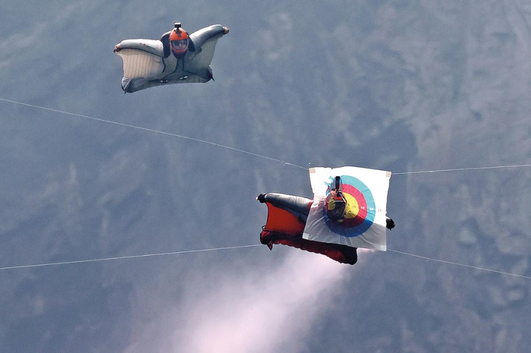 Daredevils descend on Zhangjiajie's iconic peaks