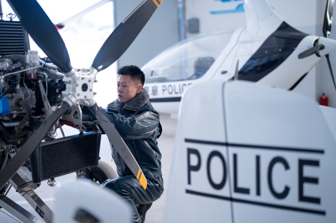 China's 'Flying Police' gyrocopter unit soars over Gobi Desert