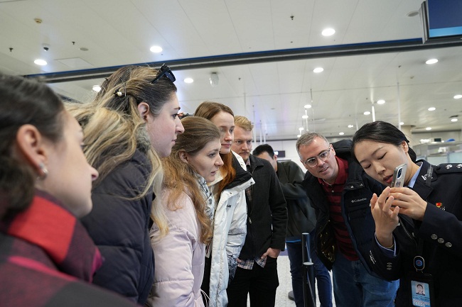 Expats go behind-the-scenes at Wuxi airport