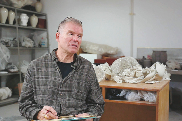 Ceramic culture fires up touring American artisan