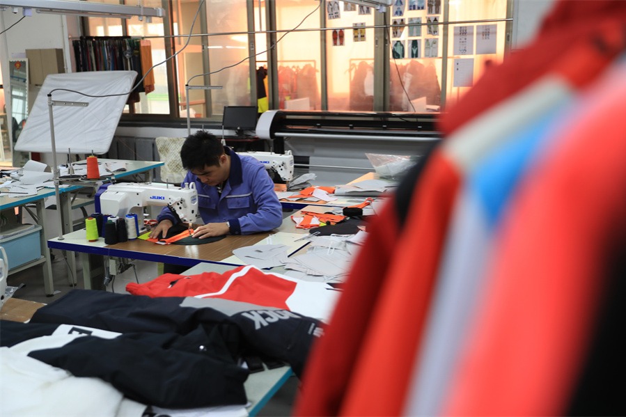 Ski suit launches business opportunities in NE China's Dandong city