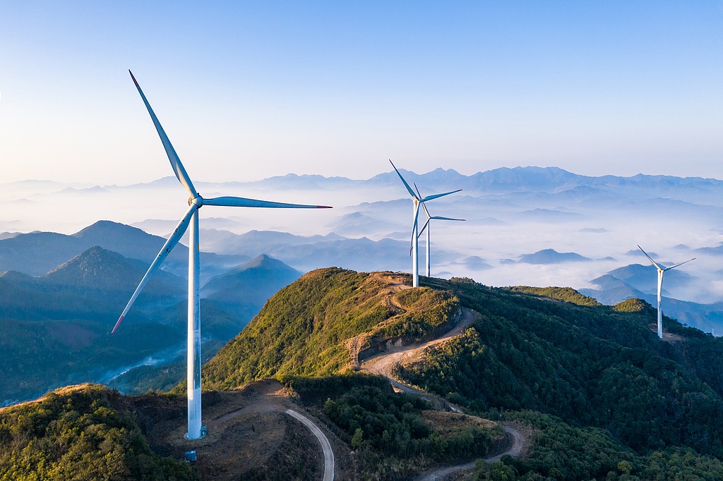 China maintains high utilization rates of wind, solar power