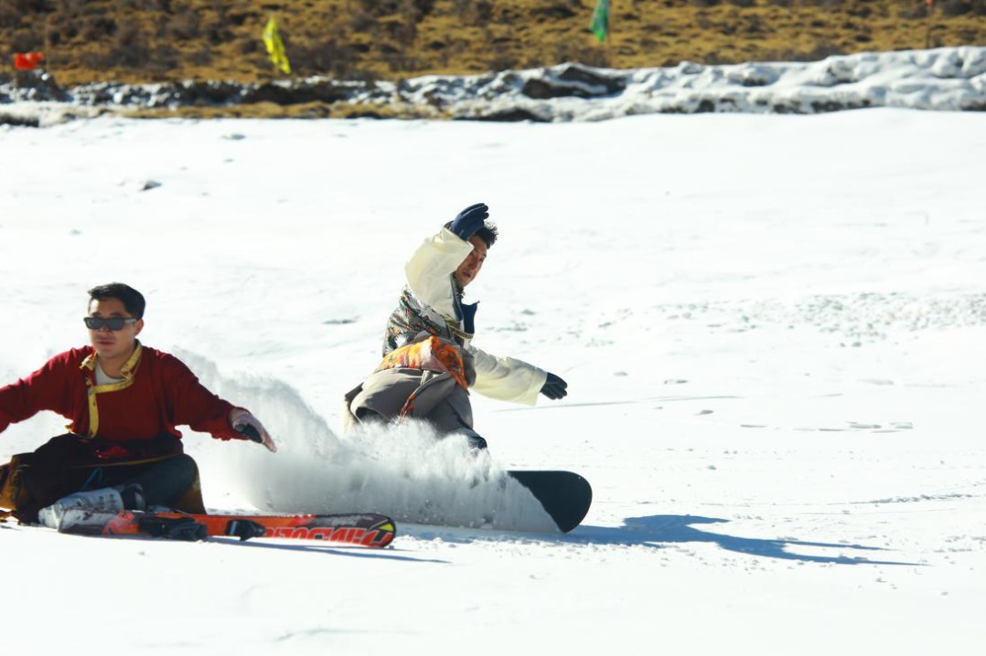 Xizang's Rudo Ski Resort opens with winter spectacle