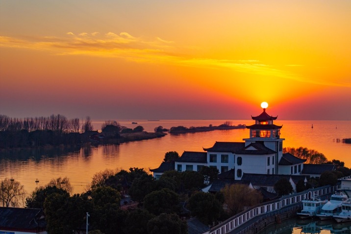 Stunning beauty of Hongze Lake at sunset