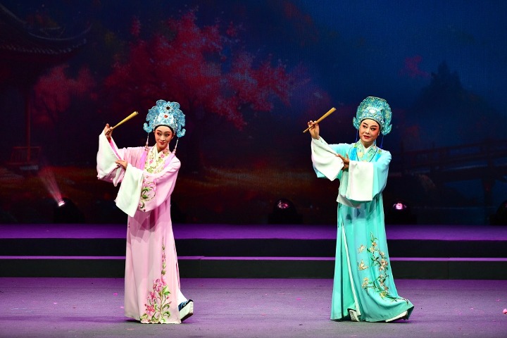 Culture and tourism festival lights up with Yueju Opera