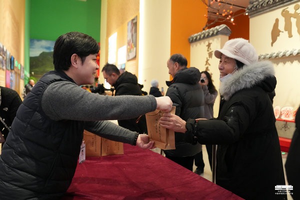 Laba 'porridge gift' for museum visitors