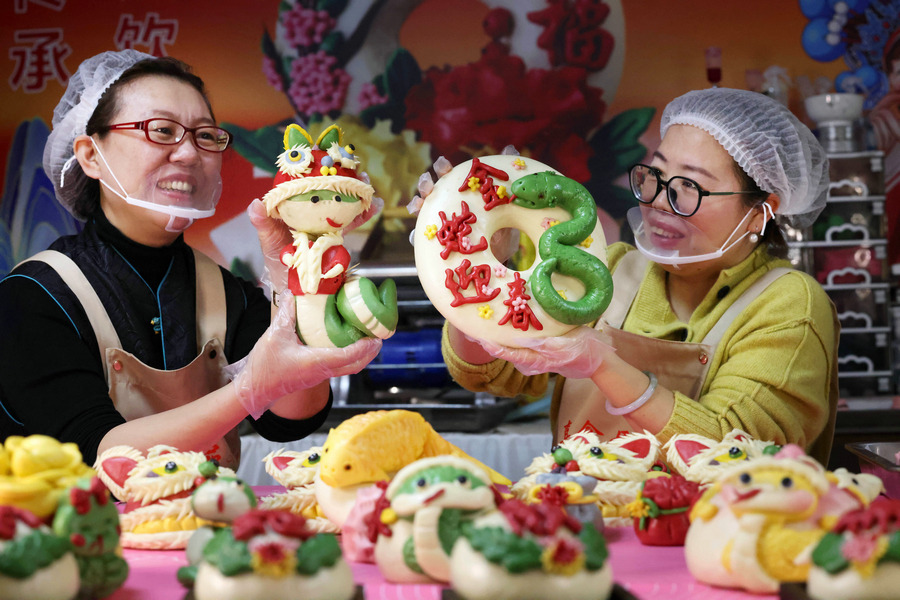 Snake-shaped steamed buns sell like hot cakes in Shanxi